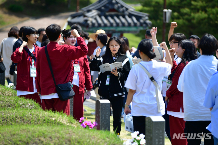 [광주=뉴시스] 이영주 기자 = 5·18민주화운동 제43주기를 닷새 앞둔 13일 오전 광주 북구 운정동 국립5·18민주묘지에서 참배객들이 님을 위한 행진곡을 부르고 있다. 2023.05.13. leeyj2578@newsis.com