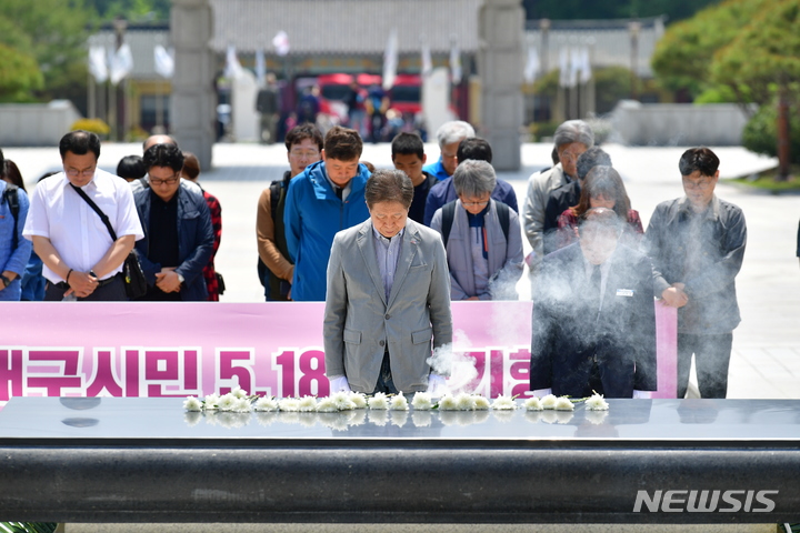 [광주=뉴시스] 이영주 기자 = 5·18민주화운동 제43주기를 닷새 앞둔 13일 오전 광주 북구 운정동 국립5·18민주묘지에서 (사)대구경북 민주화운동 계승사업회 등 대구·경북 지역민 30여 명이 5월 영령에 추모하고 있다. 2023.05.13. leeyj2578@newsis.com