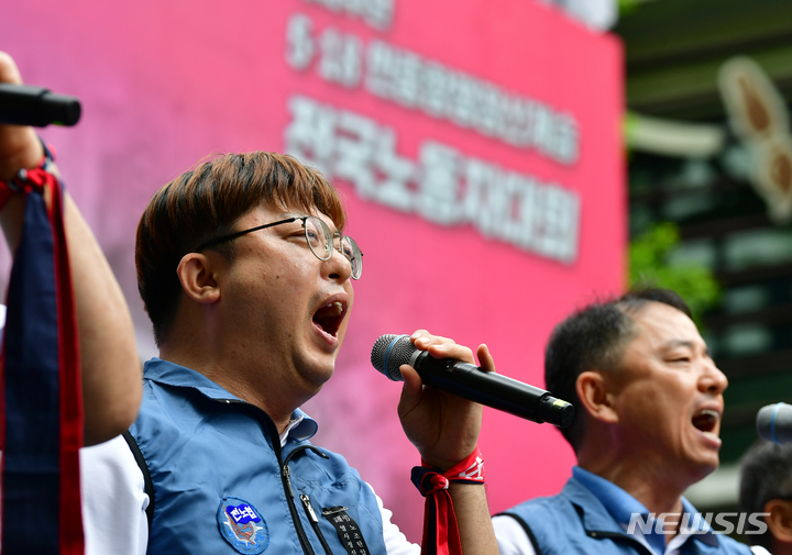 [광주=뉴시스] 이영주 기자 = 13일 오후 광주 동구 금남로에서 43주년 5·18민중항쟁 정신계승 전국노동자대회가 열리고 있다. 2023.05.13. leeyj2578@newsis.com