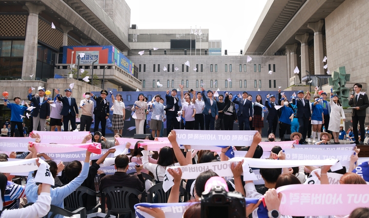 [서울=뉴시스] 정병혁 기자 = 장성윤 교육부 차관을 비롯한 참석자들이 지난 5월13일 서울 종로구 광화문광장에서 열린 학교폭력, 사이버폭력 예방 대한민국 비폭력 캠페인에서 퍼포먼스를 하고 있다. (사진=교육부 제공) 2023.07.17. photo@newsis.com *재판매 및 DB 금지