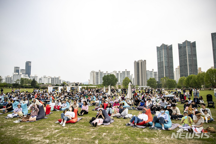 [서울=뉴시스] 정병혁 기자 = 13일 서울 용산구 용산어린이정원을 찾은 시민들이 '꿈의 오케스트라 오산'의 공연을 보며 즐거운 시간을 보내고 있다. 2023.05.13. jhope@newsis.com