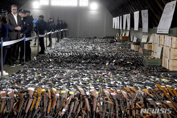 [스메레데보(세르비아)=AP/뉴시스] 알렉산다르 부치치 세르비아 대통령(왼쪽)이 지난 14일 세르비아 스메레데보에서 사면을 조건으로 자진 반납된 총기들을 살펴보고 있다. 2023.05.28.