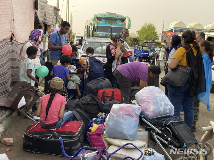[아스완( 이집트)=AP/뉴시스] 이집트 남부 아스완주의 카르카르 버스 터미널에 내린 수단 피난민 가족들이 5월 5일 모여서 피난처를 구하고 있다. 이집트 국경을 넘어온 수단 피난민은 4월 15일 시작된 내전 이래 수십만명에 달한다. 2023.05.28 