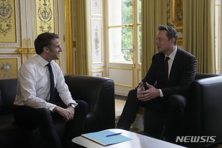 [파리=AP/뉴시스] 15일(현지시간) 프랑스 파리 엘리제궁에서 에마뉘엘 마크롱 프랑스 대통령과 일론 머스크 테슬라 최고경영자(CEO)가 회담을 갖고 있다. 2023.05.16