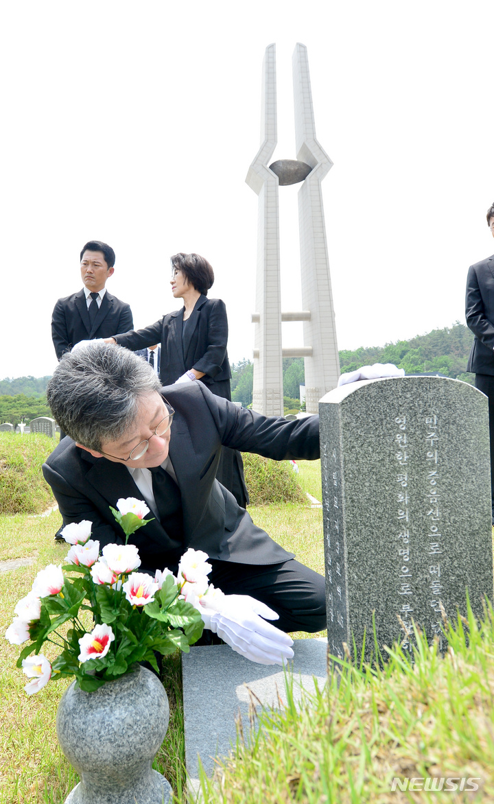 [광주=뉴시스] 김혜인 기자 = 유승민 전 국민의힘 의원이 15일 오전 광주 북구 운정동 국립5·18민주묘지를 찾아 참배하고 있다. 2023.05.15. hyein0342@newsis.com