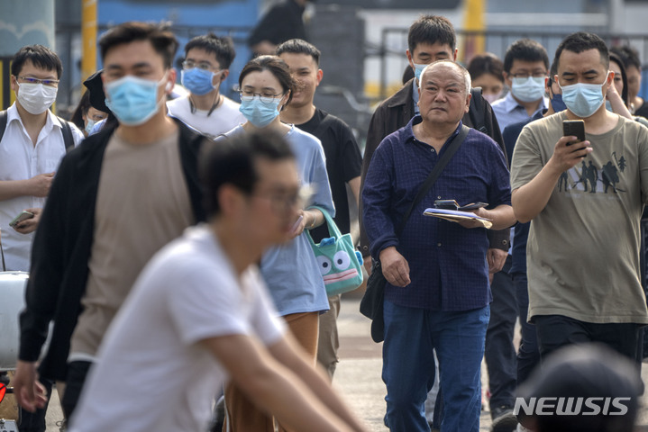 [베이징=AP/뉴시스] 골드만삭스는 1일(현지시간) 중국에서 원유와 구리 등 원자재 수요가 급증하고 있다고 밝혔다. 사진은 지난 5월 중국 베이징에서 중국 시민들의 출근길 모습. 2023.10.02.