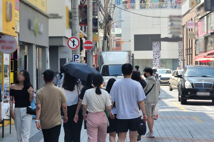 [대구=뉴시스] 대구 중구 동성로 골목에 시민들이 북적이고 있다. 뉴시스DB. 2023.11.02. photo@newsis.com *재판매 및 DB 금지