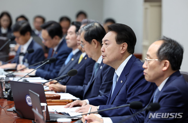 [서울=뉴시스] 전신 기자 = 윤석열 대통령이 16일 서울 용산 대통령실 청사에서 열린 국무회의를 주재하고 있다. (대통령실통신사진기자단) 2023.05.16. photo1006@newsis.com