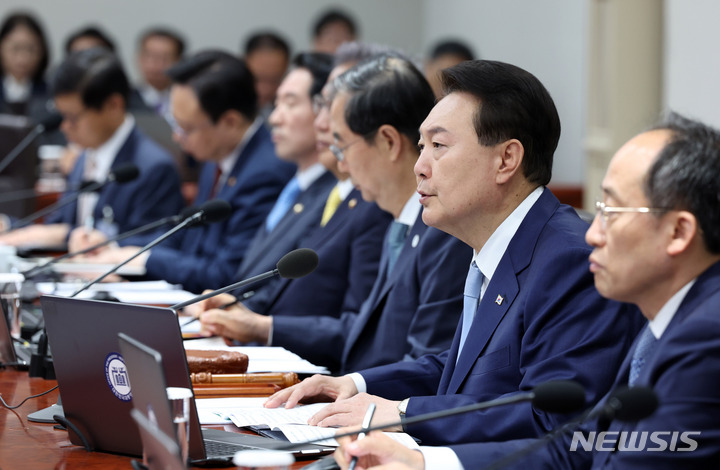 [서울=뉴시스] 전신 기자 = 윤석열 대통령이 16일 서울 용산 대통령실 청사에서 열린 국무회의를 주재하고 있다. (대통령실통신사진기자단) 2023.05.16. photo1006@newsis.com