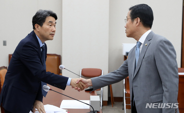 [서울=뉴시스] 이영환 기자 = 국회 교육위원회 국민의힘 간사인 이태규(오른쪽) 의원이 지난 16일 오전 서울 여의도 국회에서 열린 전체회의에서 이주호 사회부총리 겸 교육부 장관과 인사를 나누고 있다. 2023.05.16. 20hwan@newsis.com