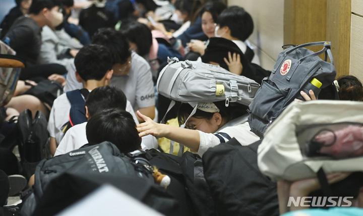 [수원=뉴시스] 김종택 기자 = 공습대비 민방위훈련이 실시된 16일 경기도 수원시 영화초등학교에서 학생들이 대피훈련을 하고 있다. 이번 전국 단위 민방공훈련은 지난 2017년 이후 6년만이다. 2023.05.16. jtk@newsis.com