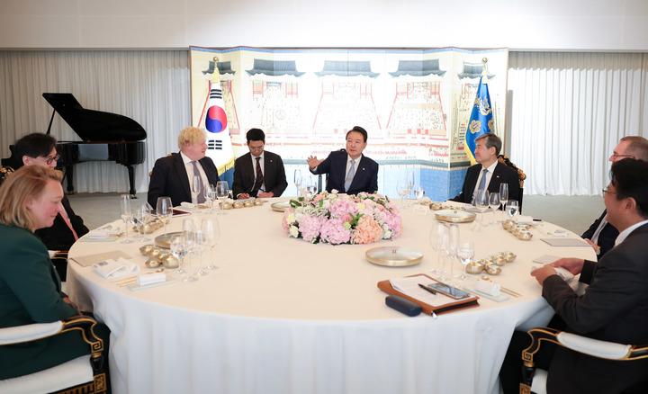 [서울=뉴시스] 윤석열 대통령이 16일 서울 한남동 관저에서 보리스 존슨 전 영국 총리와 만찬을 하고 있다. (사진=대통령실 제공) 2023.05.16. photo@newsis.com *재판매 및 DB 금지
