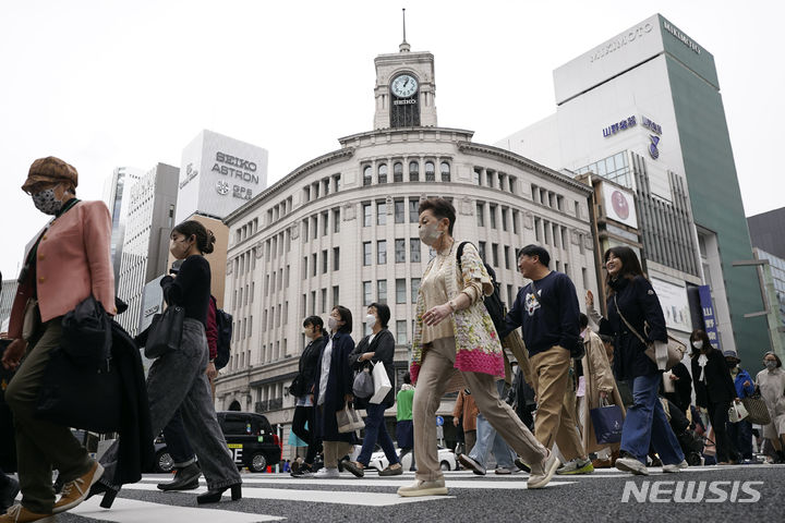 [도쿄=AP/뉴시스]한일 경찰청 수장이 일본에서 내달 21일 회담하는 방향으로 조율하고 있다고 일본 민영 TBS 계열 JNN이 26일 보도했다. 사진은 지난해 3월31일 일본 도쿄 긴자 거리에서 시민들이 횡단보도를 건너고 있는 모습. 20234.04.26.