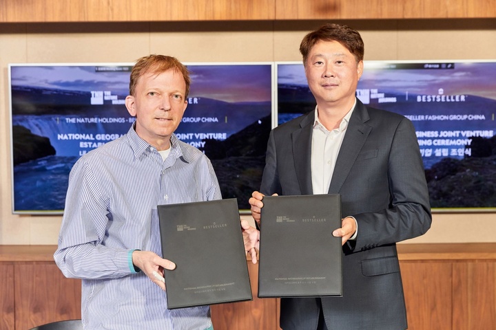박영준 ㈜더네이쳐홀딩스 대표(왼쪽)와 댄 프리스(DAN FRIIS) 베스트셀러 CEO(오른쪽)가 중국 합작법인(JV) 설립을 위한 양해각서를 체결했다. (사진=더네이쳐홀딩스 제공) *재판매 및 DB 금지