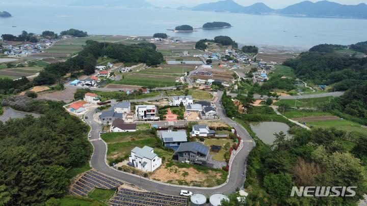 [남해=뉴시스] 차용현 기자 = 경남 남해군이 이동면 화계 전원마을과 설천면 문항 전원마을 미분양 주택용지 및 근린용지를 재분양한다. 사진은 문항전원마을 전경. 2023.05.17.(사진=남해군 제공) photo@newsis.com