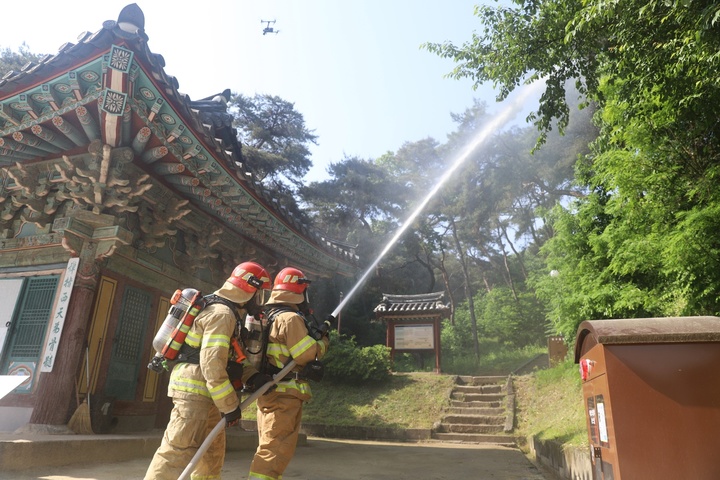 [수원=뉴시스] 양효원 기자 = 경기도소방재난본부가 여주시 신륵사에서 화재 대응 합동 소방훈련을 진행했다.(사진=경기도소방재난본부 제공)2023.5.17. photo@newsis.com *재판매 및 DB 금지