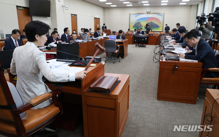 [서울=뉴시스] 이영환 기자 = 백혜련 국회 정무위원장이 17일 오전 서울 여의도 국회에서 열린 전체회의에서 개회를 선언하며 의사봉을 두드리고 있다. 2023.05.17. 20hwan@newsis.com