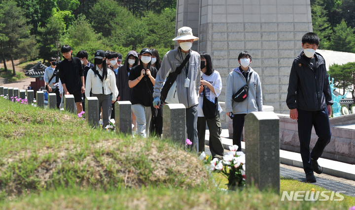 [광주=뉴시스] 이영주 기자 = 5·18민주화운동 43주기를 하루 앞둔 17일 오전 광주 북구 운정동 국립5·18민주묘지에 추모객들의 발길이 끊이지 않고 있다. 2023.05.17. leeyj2578@newsis.com