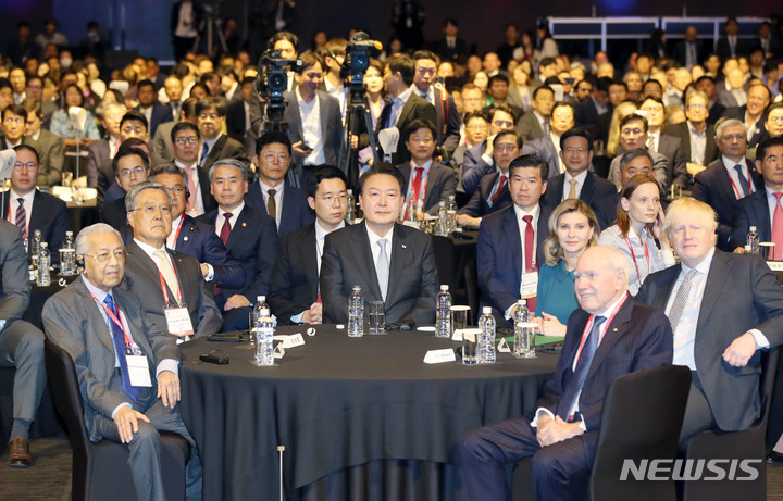 [서울=뉴시스] 전신 기자 = 윤석열 대통령이 17일 서울 중구 신라호텔에서 열린 제14회 아시안리더십콘퍼런스 개막식에 참석해 있다. 2023.05.17. photo1006@newsis.com