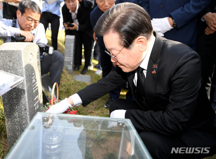 [광주=뉴시스] 변재훈 기자 = 이재명 더불어민주당 대표가 5·18민주화운동 43주년을 하루 앞둔 지난 17일 오후 광주 북구 망월동 민족민주열사묘역 내 이철규 열사 묘를 참배하고 있다. 2023.05.17. wisdom21@newsis.com