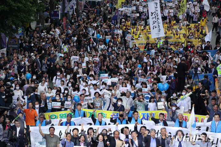 [광주=뉴시스] 김혜인 기자 = 제43주년 5·18민주화운동 기념일을 하루 앞둔 17일 광주 동구 금남로에서 열린 전야제에서 참가자들이 민주평화대행진을 펼치고 있다. 2023.05.17. hyein0342@newsis.com