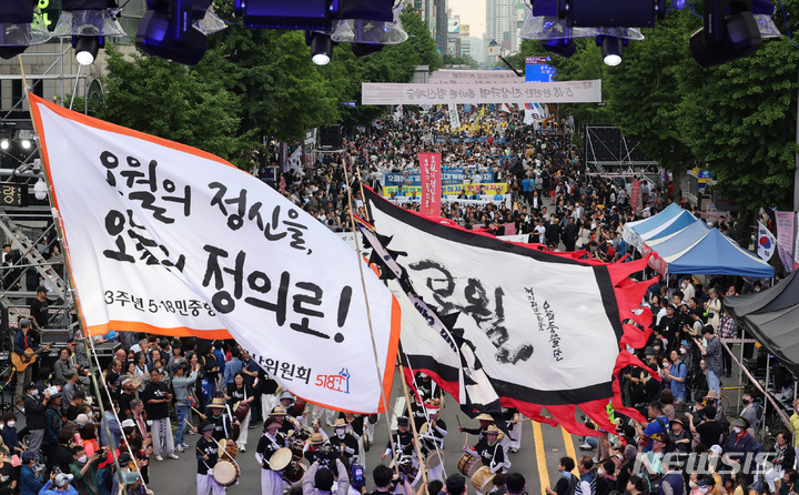 [광주=뉴시스] 광주 5·18민주광장에서 펼쳐지고 있는 43주기 전야제. (사진=뉴시스 DB). photo@newsis.com