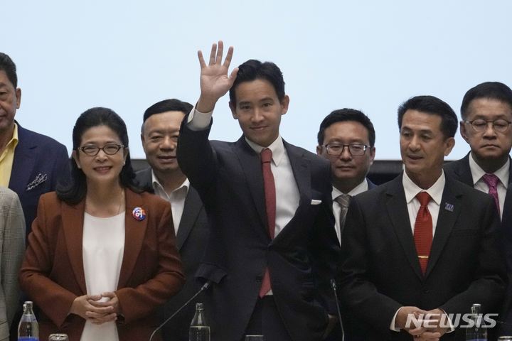 [방콕=AP/뉴시스] 피타 림짜른랏(가운데) 태국 전진당(MFP) 대표가 18일(현지시각) 방콕에서 야당 당수들과 함께한 기자회견을 마치고 손을 흔들고 있다. 림짜른랏 대표는 이날 '국민의 민주 정부' 실현을 위해 8개 정당 연합을 발표했다. 2023.05.18