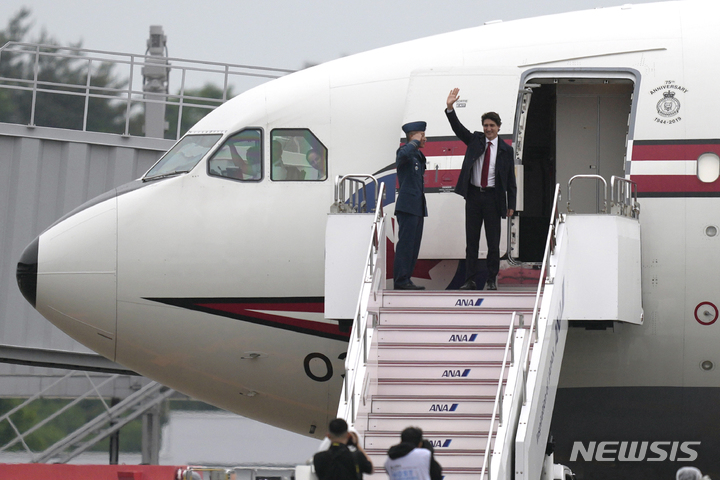 [{AP/뉴시스] 캐나다의 쥐스탱 튀르도 총리가 18일 낮 히로시마 공항에 도착했다