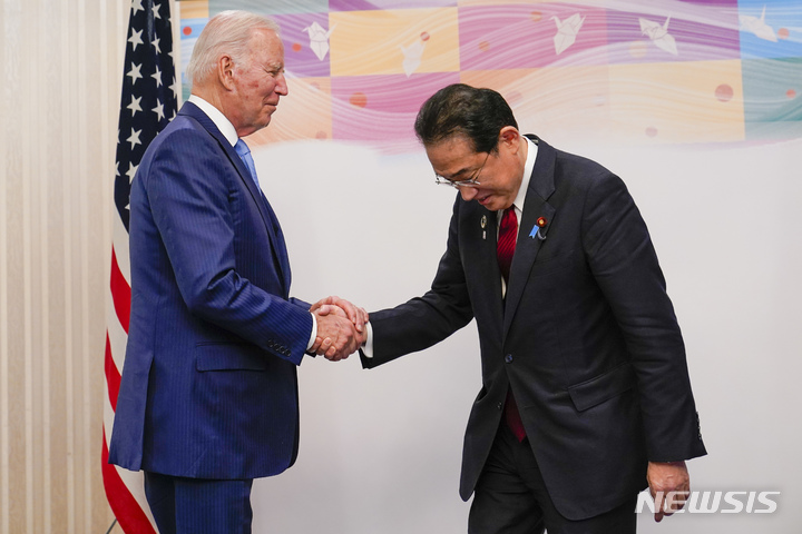 [히로시마=AP/뉴시스] 조 바이든 미국 대통령이 18일(현지시간) 일본 히로시마에서 열린 미일 정상회담에 참석해 기시다 후미오 일본 총리와 악수하고 있다. 2023.05.19.