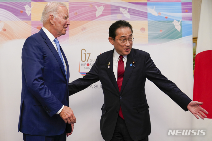 [히로시마=AP/뉴시스]지난 18일 일본 히로시마에 도착한 조 바이든 대통령(왼쪽)을 기시다 후미오 일본 총리가 회의장으로 안내하고 있다. 2023.05.19.