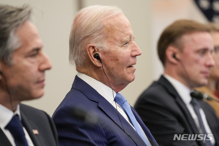 [히로시마=AP/뉴시스] 조 바이든 미국 대통령이 18일(현지시간) 일본 히로시마에서 열린 미일 정상회담에 참석해 기시다 후미오 일본 총리와 회담하고 있다. 2023.05.19.