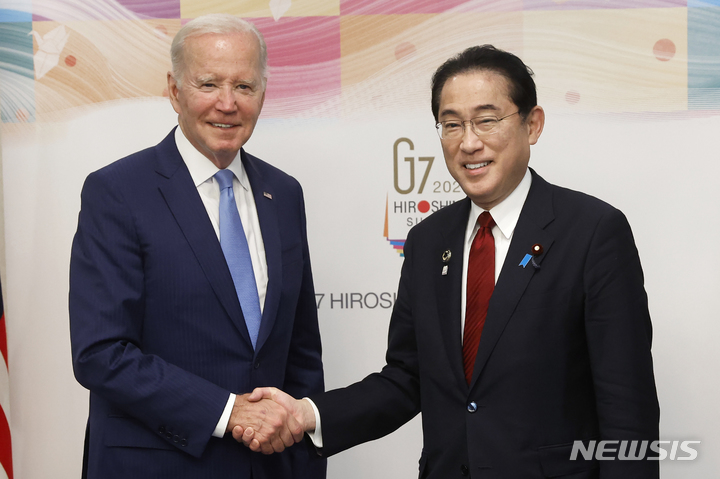 [AP/뉴시스] G7 올 정상회의 주최국인 일본의 기시다 후미오 총리가 회의 전날인 18일 오후6시에 미국의 조 바이든 대통령과 첫 양자 별도회담을 가지면서 악수 포즈를 취하고 있다