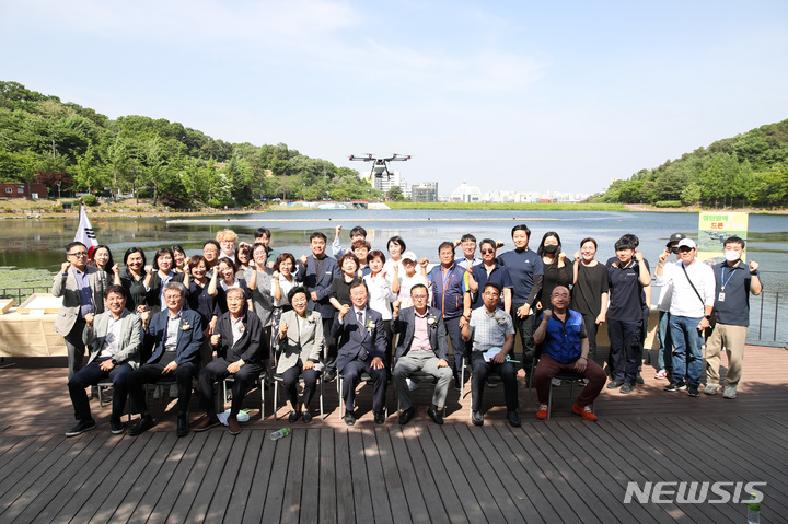 [이천=뉴시스] 이천시 친환경 맞춤형 감염병 예방 드론 방역 시연회 