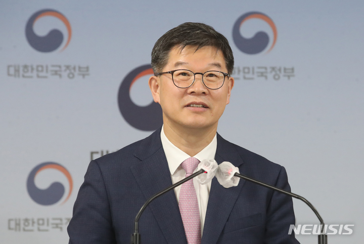 [서울=뉴시스] 김명원 기자 = 이기일 보건복지부 제1차관이 18일 오전 서울 종로구 정부서울청사에서 제1차 고독사 예방 기본계획 관련 브리핑을 하고 있다. 2023.05.18. kmx1105@newsis.com