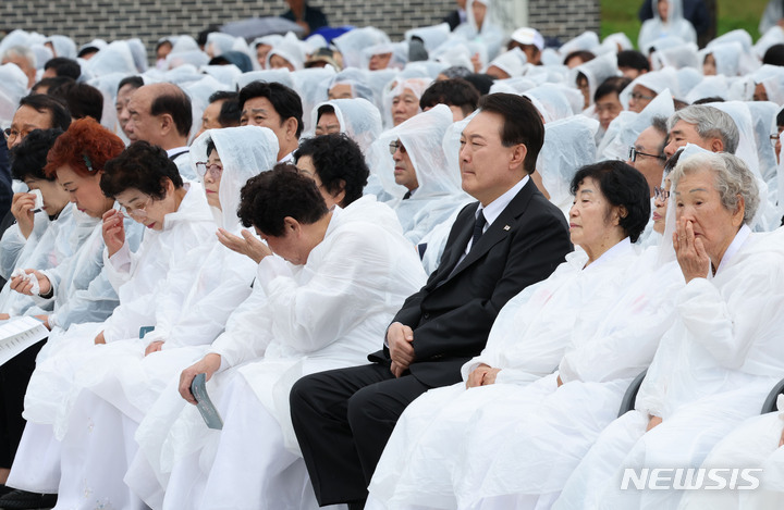 [광주=뉴시스] 홍효식 기자 = 윤석열 대통령이 18일 광주 북구 국립5·18민주묘지에서 열린 제43주년 5·18민주화운동 기념식에서 참석해 있다. (대통령실통신사진기자단) 2023.05.18. yesphoto@newsis.com