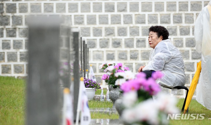 [광주=뉴시스] 김혜인 기자 = 5·18 민주화운동 43주년 기념식이 열린 18일 광주 북구 국립 5·18민주묘지에서 추모객들이 참배를 하고 있다. (공동취재사진) 2023.05.18. photo@newsis.com