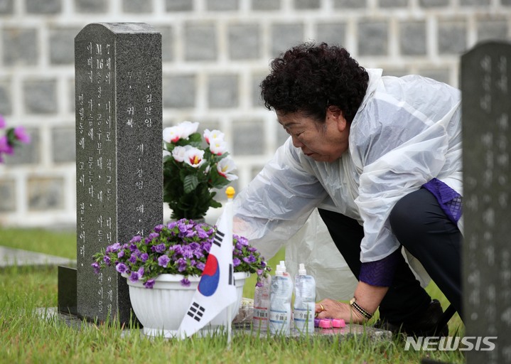 [광주=뉴시스] 김혜인 기자 = 5·18 민주화운동 43주년 기념식이 열린 18일 광주 북구 국립 5·18민주묘지에서 추모객들이 참배를 하고 있다. (공동취재사진) 2023.05.18. photo@newsis.com