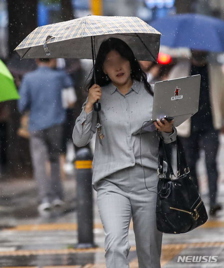[서울=뉴시스] 정병혁 기자 = 비가 내린 지난 18일 오후 서울 중구 서울로7017 인근에서 우산을 쓴 시민이 이동하고 있다. 2023.05.18. jhope@newsis.com