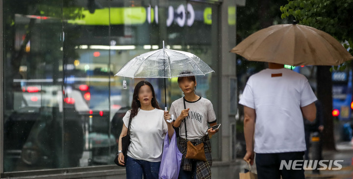 [서울=뉴시스] 정병혁 기자 = 비가 내린 지난달 18일 오후 서울 중구 서울로7017 인근에서 우산을 쓴 시민이 이동하고 있다. 2023.05.18. jhope@newsis.com