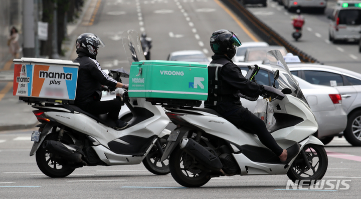 [서울=뉴시스] 조성우 기자 = 지난달 18일 오후 서울 시내에서 배달 노동자들이 오토바이를 타고 이동하고 있다. 2023.05.18. xconfind@newsis.com