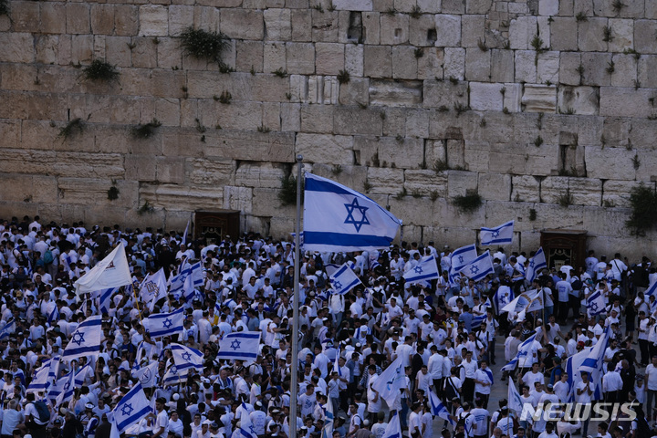 [예루살렘=AP/뉴시스] 5월 18일 이스라엘 국기의 날을 맞아 동예루살렘의 무슬림 지역에 몰려든 이스라엘 국기행진 시위대. 2023.06.27