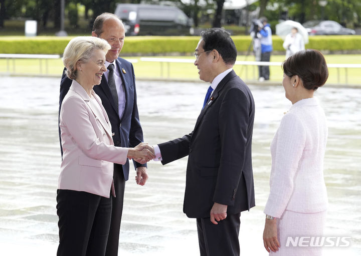 [히로시마(일본)=AP/뉴시스]유럽연합(EU)과 일본은 전기차용 배터리 재활용 부분에서 협력하기로 했다. 중국 의존도를 낮추기 위해서다. 사진은 지난해 5월 19일 일본 히로시마에서 열린 주요 7개국(G7) 정상회의에 참석한 우르줄라 폰데어라이엔 EU 집행위원장(왼쪽)이 기시다 후미오 일본 총리와 악수하고 있는 모습. 2024.04.23.