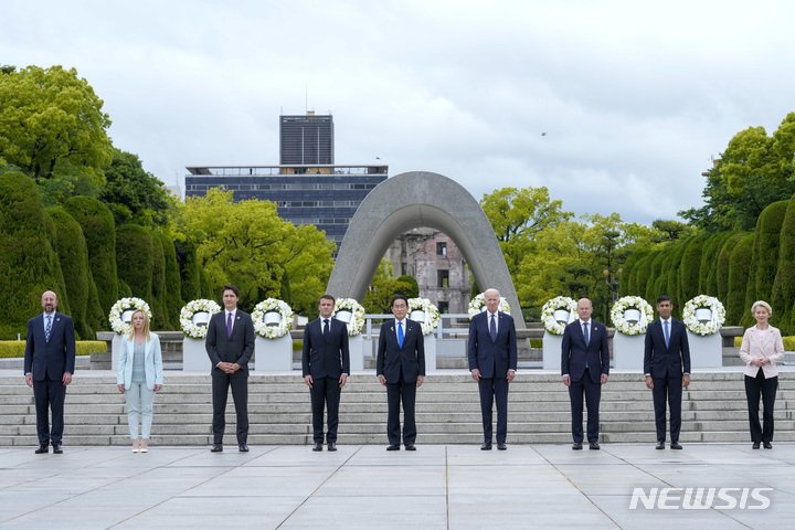 [히로시마=AP/뉴시스] 주요 7개국(G7) 정상회의 참가 정상들이 19일 일본 히로시마의 히로시마 평화기념공원을 방문해 헌화 후 기념 촬영을 하고 있다. 왼쪽부터 샤를 미셸 유럽이사회 의장, 조르자 멜로니 이탈리아 총리, 쥐스탱 트뤼도 캐나다 총리, 에마뉘엘 마크롱 프랑스 대통령, 기시다 후미오 일본 총리, 조 바이든 미국 대통령, 올라프 숄츠 독일 총리, 리시 수낵 영국 총리, 우르줄라 폰데어라이엔 유럽연합 집행위원장. 2023.05.19.