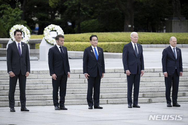 [히로시마=AP/뉴시스]19일 일본 히로시마에서 열린 G7 정상회담의 일환으로 평화기념공원을 방문한 (사진 왼쪽부터) 쥐스탱 트뤼도 캐나다 총리, 에마뉘엘 마크롱 프랑스 대통령, 기시다 후미오 일본 총리, 조 바이든 미국 대통령, 올라프 숄츠 독일 총리 등 G7 정상들이 원폭 위령비 앞에 서있다. 2023.05.19.