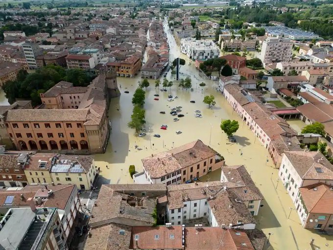 이탈리아에 6개월 분량의 비가 하루 반 사이에 쏟아져 20개 이상의 제방이 무너지면서 13명이 사망하고 수만 명의 이재민이 발생했다. 출처 : @99blackbaloons *재판매 및 DB 금지