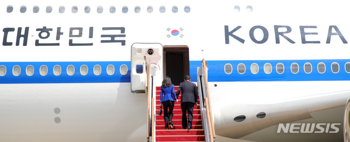 [성남=뉴시스] 홍효식 기자 = 주요7개국(G7) 정상회의 참석을 위해 일본 히로시마로 출국하는 윤석열 대통령과 부인 김건희 여사가 19일 경기도 성남 서울공항에서 공군 1호기에 탑승하고 있다. 2023.05.19. yesphoto@newsis.com