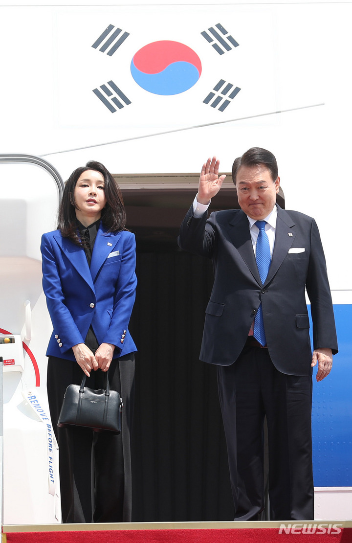 [성남=뉴시스] 홍효식 기자 = 주요7개국(G7) 정상회의 참석을 위해 일본 히로시마로 출국하는 윤석열 대통령과 부인 김건희 여사가 19일 경기도 성남 서울공항에서 공군 1호기에 탑승 전 인사하고 있다. 2023.05.19. yesphoto@newsis.com