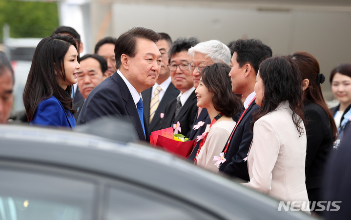 [히로시마=뉴시스] 홍효식 기자 = 주요7개국(G7) 정상회의 참석을 위해 일본을 방문한 윤석열 대통령과 부인 김건희 여사가 19일 히로시마 공항에 도착해 환영 인사들과 인사하고 있다. 2023.05.19. yesphoto@newsis.com