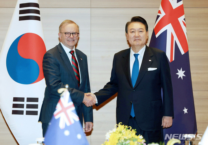 [히로시마=뉴시스] 홍효식 기자 = 주요7개국(G7) 정상회의 참석차 일본을 방문한 윤석열 대통령이 19일 히로시마 한 호텔에서 열린 한-호주 정상회담에서 앤서니 앨버니지 호주 총리와 악수하고 있다. 2023.05.19. yesphoto@newsis.com