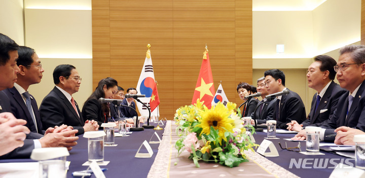 [히로시마=뉴시스] 홍효식 기자 = 주요7개국(G7) 정상회의 참석차 일본을 방문한 윤석열 대통령과 팜 민 찐 베트남 총리가 19일 히로시마 한 호텔에서 한-베트남 정상회담을 하고 있다. 2023.05.19. yesphoto@newsis.com